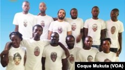 Ativistas trajados com camisa com referência a palhaço, Angola