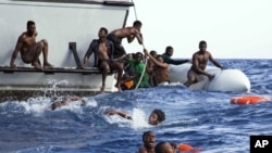 Imigrantes na costa da Líbia. Foto de arquivo. 