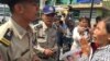 អ្នកស្រី​ សំ សំណាង​ លើក​ដៃ​សំពះ​មន្ត្រី​ប៉ូលីស​ សុំ​ឲ្យ​អ្នកស្រី​និង​អ្នក​តវ៉ា​ឯទៀត​បាន​ទៅ​ជួប​ផ្ទាល់​ជាមួយ​លោក​នាយករដ្ឋមន្ត្រី​ ហ៊ុន​ សែន​ ដើម្បី​សុំ​ឲ្យ​មាន​ការ​ដោះលែង​សកម្មជន​បរិស្ថាន​ទាំង​បី​នាក់។​ (ហ៊ុល រស្មី/VOA)