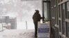 Un hombre ingresa a un centro de calentamiento patrocinado por la ciudad durante una tormenta de nieve en Nueva Orleans, el 21 de enero de 2025