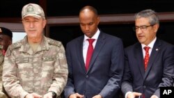 Babban hafsan sojin Turkiyya, Janar Hulusi Akar (daga hagu) da Fira Ministan Somali, Hassan Ali Khayre (tsakiya)