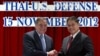 Bộ trưởng Quốc phòng Hoa Kỳ Leon Panetta (trái) và Bộ trưởng Quốc phòng Thái Lan Sukampol Suwannathat bắt tay sau khi ký thỏa thuận, 15/11/12