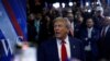 ARCHIVO - El candidato presidencial republicano y expresidente Donald Trump intercambia con reporteros el día de su debate con la candidata presidencial demócrata y vicepresidenta estadounidense Kamala Harris, en Filadelfia, Pensilvania, EEUU, el 10 de septiembre de 2024. 