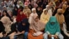 Para perempuan menghadiri ceramah agama tentang pernikahan tanpa berkencan di sebuah masjid di Bekasi, di perbatasan timur Ibu Kota Jakarta. (Foto: AFP/Adek Berry)