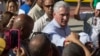 El presidente de Cuba, Miguel Díaz-Canel, saluda a los residentes cuando llega a Caimanera, Cuba, el jueves 14 de noviembre de 2019. Díaz-Canel está haciendo su primer viaje a la ciudad de Caimanera, el punto más cercano en Cuba a la base naval estadounid