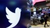 En esta foto de archivo del 8 de febrero de 2018, el logo de Twitter se muestra sobre una publicación comercial en el piso de la Bolsa de Nueva York.