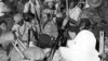 Soldados do MPLA comemoram independência em 1975