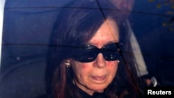Tổng thống Argentina Cristina Fernandez đến bệnh viện để được phẫu thuật
