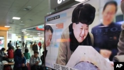 지난 15일 한국 서울역에 설치된 대형 TV에서 김정은 북한 국방위원회 제1위원장이 핵탄두 폭발 시험과 핵탄두 장착 탄도미사일 시험 발사를 지시했다는 내용의 뉴스가 나오고 있다. (자료사진)