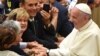 Le Pape François, à droite, salue les fidèles lors de son audience des participants au Congrès National de la Fédération Italienne des Maîtres du Travail, à Aula Paolo VI au Vatican, le 15 juin 2018.