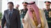 Shugaban Somalia Mohammad Abdullahi Mohammad (daga hagu) da Sarkin Saudi Arabia (daga dama)