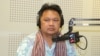 លោក រ៉ូនី យឹមសុទ្ធ អ្នក​និពន្ធ​សៀវភៅ«ប្រឈម​មុខ​នឹង​របប​ខ្មែរ​ក្រហម‍» ចូល​រួម​ជា​ភ្ញៀវ​ពិភាក្សា​អំពី​ប្រធានបទ «ខួបទី៤០ឆ្នាំ៖ កម្ពុជា​ក្រោយ​ការ​ដួល​រលំ​នៃ​របប​ លន់ នល់ និង​ការ​ចូល​កាន់​អំណាច​របស់​ខ្មែរក្រហម» នៅ​ក្នុង​កម្មវិធី​វិទ្យុ​ Hello VOA កាល​ពី​ថ្ងៃ​ទី​ច័ន្ទ ទី​១៣ ខែ​មេសា ឆ្នាំ​២០១៥។ (លឹម សុធី/VOA)