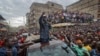 Shugaban 'yan adawa Raila Odinga a lokacin da yake jawabi ga dumbin magoya bayansa a birnin Nairobi. Ranar 13 ga watan Agusta, 2017. 