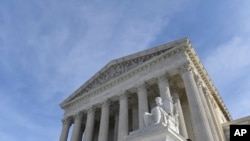 Trump dirigió una petición al presidente de la Corte Suprema, John Roberts, quien atiende asuntos de emergencia que surgen de las cortes en la capital del país.