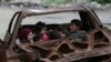 Niños en Siria juegan en las ruinas de un ataque armado cerca del área de Aleppo.