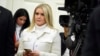 ARCHIVO - La secretaria de prensa de la Casa Blanca, Karoline Leavitt, observa cómo el presidente Donald Trump firma órdenes ejecutivas en la Oficina Oval de la Casa Blanca, el 20 de enero de 2025, en Washington. AP