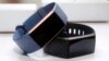Fitbit fabrica una gama de dispositivos que van desde rastreadores básicos, como los que cuentan los pasos que da una persona, hasta relojes inteligentes que pueden mostrar los mensajes y notificaciones que llegan al celular.