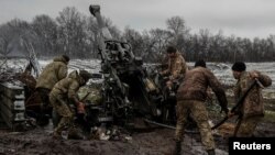 Військовики ЗСУ використовують гаубицю M777 на лінії фронту на Донеччині, 23 листопада 2022. Radio Free Europe/Radio Liberty/Serhii Nuzhnenko via REUTERS