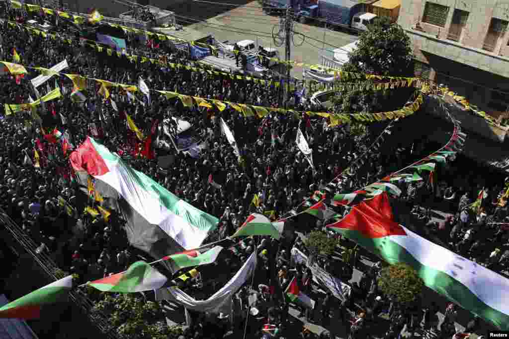 People carry large Palestinian flags during a rally to support the&nbsp;Palestinian U.N. bid for observer state status, Hebron,&nbsp; occupied West Bank, November 29, 2012.