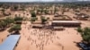 Une vue aérienne prise le 16 novembre 2020 montre l'école de Koum-Lakre, située à la périphérie de Kaya, bondée de personnes déplacées à l'intérieur du pays.