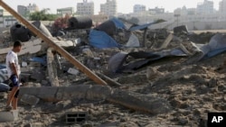Un palestino revisa los daños en campo de entrenamiento de Hamas luego de los bombardeos israelíes.