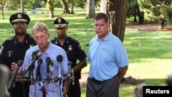 El alcalde de Boston Marty Walsh (R) celebró una conferencia de prensa con William Evans, comisionado de la policía de Boston, en el Boston Commons en Boston, Massachusetts, el 19 de agosto de 2017.