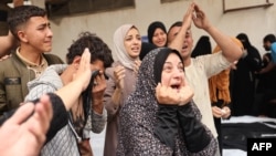 Palestinianos choram por familiares mortos em bombardeamentos israelitas, no hospital al-Najjar em Rafah, no sul da Faixa de Gaza, em 29 de abril de 2024, em meio ao conflito em curso entre Israel e o Hamas. (Foto: AFP)