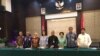 Ketua Pansel Capim KPK Yenti ( Tengah) bersama anggota pansel lainnya dalam konferensi pers di Gedung Sekretariat Negara, Jakarta, Senin, 5 Agustus 2019. (Foto: VOA/Ghita Intan)