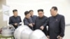 Shugaban Korea ta arewa Kim Jong Un zagaye da mukarrabansa a cibiyar kera makamin nukiliyan kasar, ranar 3, ga watan Satumbar 2017. KCNA via REUTERS 