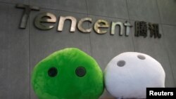 中国广州腾讯办公楼前的微信吉祥物。（2017年5月9日）（路透社提供）