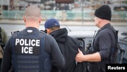 美国移民官员在最近针对非法移民的突袭击中逮捕了680多人。