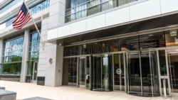 资料照：位于华盛顿哥伦比亚特区的美国联邦通信委员会(FCC)总部的正门。（2021年5月）