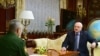 Presiden Belarus Alexander Lukashenko bertemu dengan Menteri Pertahanan Rusia Sergei Shoigu di Minsk, Belarus 10 April 2023. (BelTA/Handout via REUTERS)