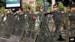 柬埔寨防爆警察在最高法院外严阵以待(2017年11月16日)