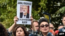 FILE - President of Human Right Association (IHD) Eren Keskin (R) speaks to journalists during a demonstration in front of the Saudi Arabian consulate in Istanbul, in support of Jamal Khashoggi, Oct. 9, 2018.