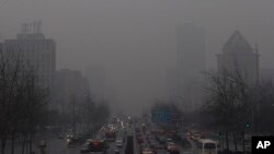 1月31日拥挤在雾霾笼罩下的北京一条要道上爬行的车辆