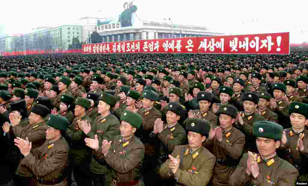 Dân Bắc Triều Tiên ăn mừng vụ phóng thành công tên lửa Unha-3 (Milky Way 3) tại quảng trường Kim Il Sung ở Bình Nhưỡng, ngày 14/12/2012.