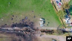 Esta imagen aérea muestra el piso quemado donde un oleoducto estalló en Tlahuelilpan, estado de Hidalgo, México, el sábado 19 de enero de 2019.