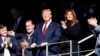 El presidente estadounidense Donald Trump observa la primera mitad de un partido de fútbol americano colegial entre Alabama y LSU, junto con su esposa Melania, el sábado 9 de noviembre de 2019, en Tuscaloosa (AP Foto/John Bazemore)