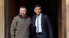 Perdana Menteri Inggris, Rishi Sunak, kanan, menyapa Presiden Ukraina, Volodymyr Zelenskyy, setibanya di Chequers, di Aylesbury, Inggris, Senin, 15 Mei 2023. (Foto: via AP)