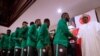 'Yan wasan Najeriya suna gaisawa tare da shugaban Najeriya Super Eagle, a lokacin da kofin duniya ya isa birnin Abuja
