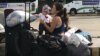 Una mujer venezolana con su niña momentos después de cruzar hacia Colombia a través del Puente Internacional Simón Bolívar.