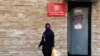 Une femme quittant une aire de service réservée aux femmes dans un restaurant à Djeddah, en Arabie Saoudite, le 8 décembre 2019.