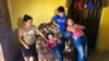 Guadalupe García Payes, 54 años, es la mamá de Yeni. También en esta foto están Katerin González García, hermana de 10 años, Keren Dayana González García, hermana discapacitada de 12 años. (Celia Mendoza-VOA)