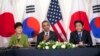 지난 2014년 바락 오바마 미국 대통령(가운데), 박근혜 한국 대통령(왼쪽), 아베 신조 일본 총리가 네덜란드 헤이그에서 핵안보정상회의를 마친 뒤 별도로 3자회담을 가졌다. (자료사진)