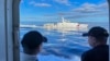 Sebuah kapal penjaga pantai China bermanuver di samping kapal penjaga pantai Filipina BRP Cabra saat mereka mendekati Second Thomas Shoal di Laut China Selatan yang disengketakan, 10 November 2023. (Foto: AP)