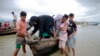 Yayin da ake taimakwa wasu 'yan kabilar Rohingya tserewa daga rikicin Myanmar a ranar 31 watan Agusan, 2017.