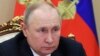 ប្រធានាធិបតី​​រុស្ស៊ី​លោកVladimir Putin ធ្វើ​ជាប្រធាន​កិច្ចប្រជុំ​ជាមួយ​សមាជិក​រដ្ឋាភិបាល តាមរយៈ​សន្និសីទ​តាមទូរស័ព្ទ​នៅទីក្រុងមូស្គូ កាលពី​ថ្ងៃព្រហស្បតិ៍ ទី១០ ខែមីនា ឆ្នាំ២០២២។ (AP)