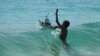 Menino brincando no mar, Cabo Verde. Foto de Zé Pereira. 