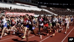 지난 2013년 4월 평양에서 열린 국제마라톤 대회에서 선수들이 신호에 맞춰 출발하고 있다. (자료사진)